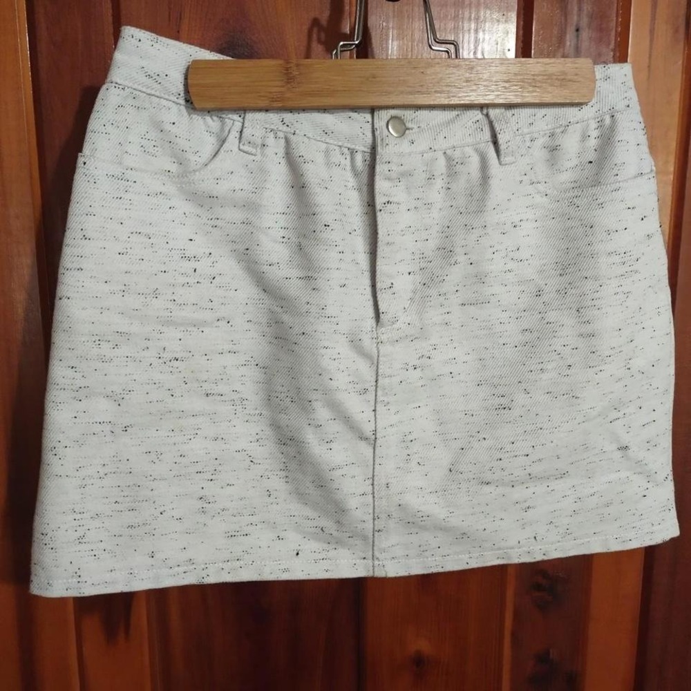 Wild Honey white mini skirt with black speckles. Size M #miniskirt #speckled